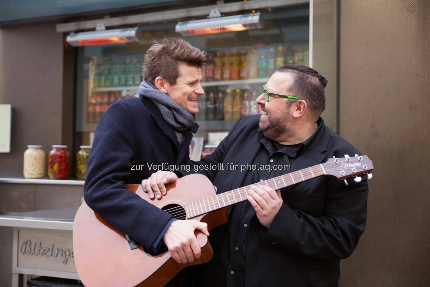 Norbert Schneider und Thomas Netopilik - W24 - das Wiener Stadtfernsehen: Es geht wieder um die Wurst. W24 und die bz-Wiener Bezirkszeitung servieren geschmackvolle Interviews mit „Senf oder Ketchup?“ (Fotocredit:W24)