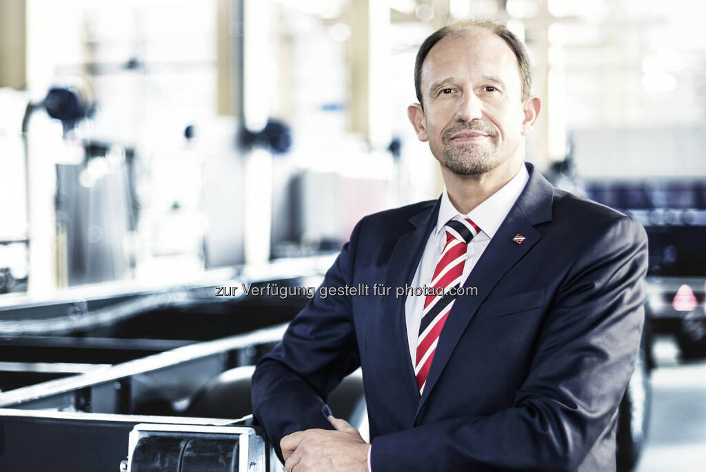 Roland Hartwig, CEO der Schwarzmüller Gruppe, investiert weiterhin in die Automatisierung der Fertigung und intelligente Flexibilisierung der Produktion. - Wilhelm Schwarzmüller GmbH: Deutschland auf dem Weg zum größten Absatzmarkt (Fotocredit: Schwarzmüller Gruppe), © Aussender (15.02.2017) 