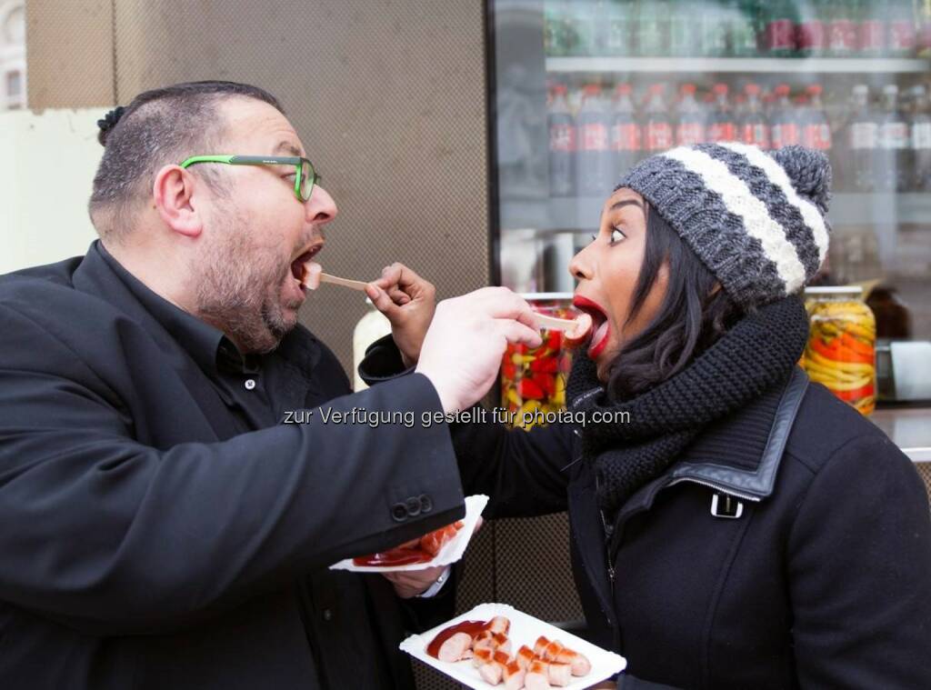 Ana Milva Gomes mit Thomas Netopilik: W24 - das Wiener Stadtfernsehen: Es geht wieder um die Wurst. W24 und die bz-Wiener Bezirkszeitung servieren geschmackvolle Interviews mit „Senf oder Ketchup?“ (C) W24, © Aussendung (15.02.2017) 