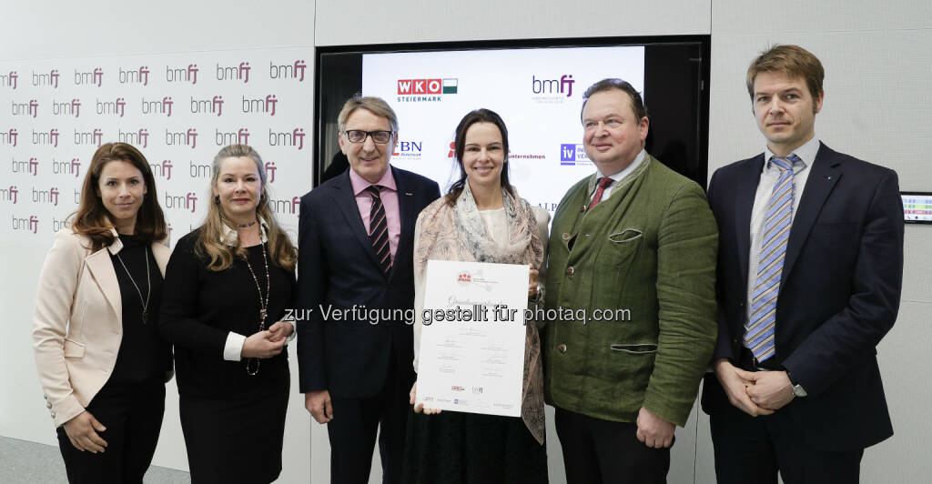 Mag. Claudia Illichmann (FBN Austria), Barbara Andersen (Präsidentin Alphazirkel Österreich), Ing. Josef Herk (Präsident WK Steiermark), Bundesministerin Dr. Sophie Karmasin, DI Ulrich Stubenberg (Land&Forst Betriebe Österreich), Dr. Clemens Wallner (Plattform für Familienunternehmen IV) - Bundesministerium für Familien und Jugend: Karmasin/Herk: Familienunternehmen eine starke Stimme geben (Fotocredit: BMFJ/Aigner), © Aussendung (17.02.2017) 