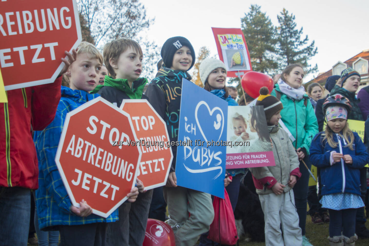 Jugend für das Leben: Marsch fürs Leben gegen Abtreibungen in den Landeskrankenhäusern Vorarlbergs (Fotocredit: JfdL)