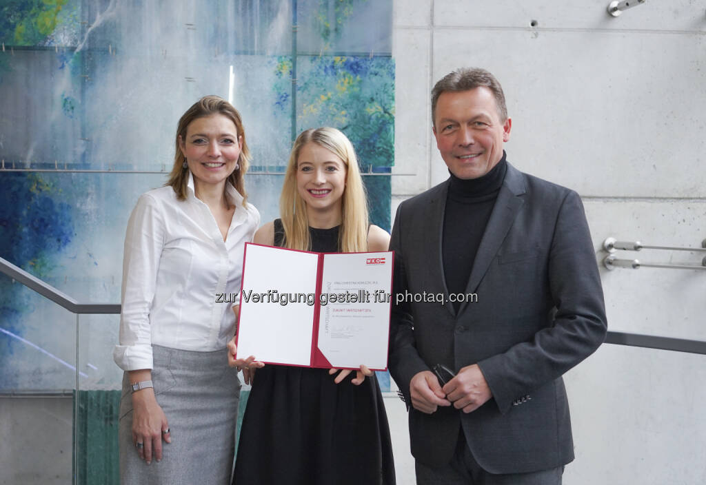 Christina Komuczki, MA (Bildmitte) freut sich gemeinsam mit ihrer Betreuerin Claudia Brauer und Studiengangsleiter Bernd Kirschner über das Stipendium. - MCI Management Center Innsbruck: Zukunft|Wirtschaft – Renommierter Preis der Wirtschaftskammer Österreich geht an MCI-Absolventin (Fotocredit: MCI), © Aussendung (21.02.2017) 