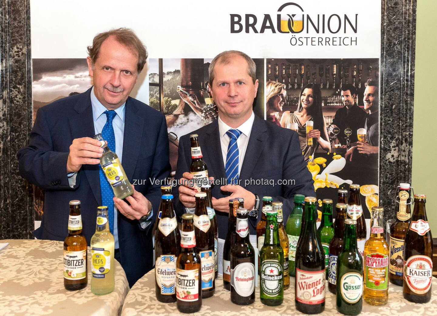 Brau Union Österreich Generaldirektor Markus Liebl (links) und Viktor Gillhofer, Leitung Geschäftsfeld Lebensmittelhandel, präsentierten einen Rückblick auf das Jahr 2016 sowie einen Ausblick auf die Innovationen 2017 - Brau Union Österreich AG: BRAU UNION ÖSTERREICH 2016: Absatz- und Umsatzplus mit starken Marken und Innovationen (Fotocredit: Brau Union Österreich / VOGUS)