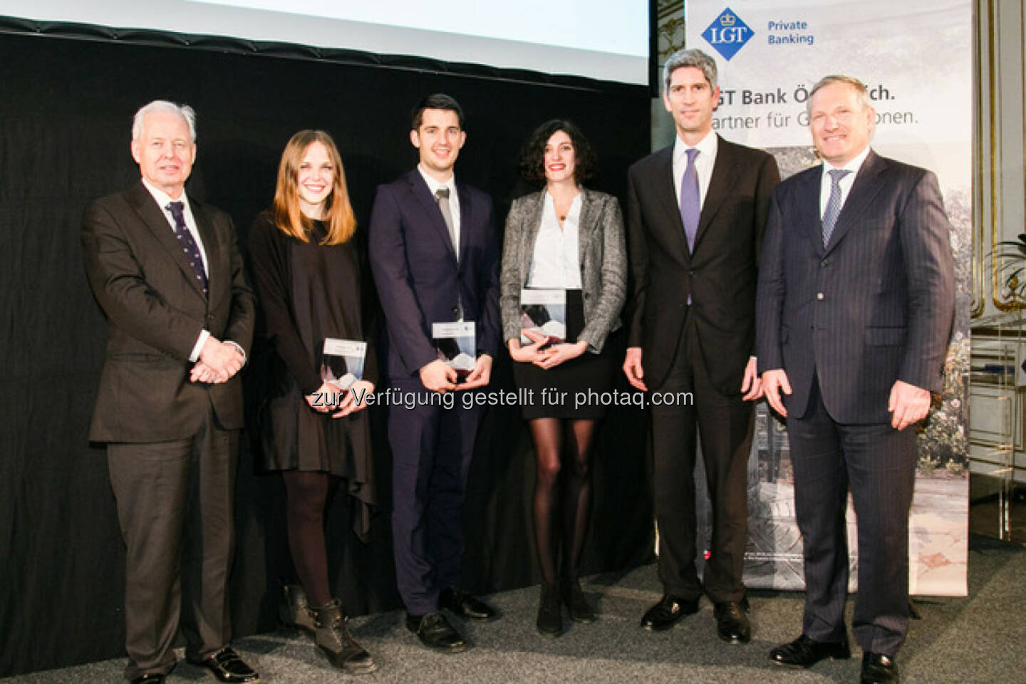 S.D. Prinz Philipp von und zu Liechtenstein, Elisabeth Woditschka, Gerald Gartner, Stefanie Kompatscher, Dietmar Baumgartner (Co-CEO LGT Bank Österreich), Meinhard Platzer (Co-CEO LGT Bank Österreich) -  Drei junge Wirtschaftsjournalisten wurden am 21. Februar im Stadtpalais Liechtenstein in Wien mit dem LGT Medienpreis 2017 für hochwertige Wirtschaftsberichterstattung ausgezeichnet. S.D.
Prinz Philipp von und zu Liechtenstein , Chairman LGT, überreichte die Preise an die von einer unabhängigen Fachjury ausgezeichneten Gewinner. Der Siegerpreis ging an Elisabeth Woditschka – Forbes, mit je einem Anerkennungspreis wurden Stefanie Kompatscher – die Presse und  das Autorenduo Gerald Gartner/Markus Hametner ausgezeichnet. (Fotocredit: LGT Bank Österreich)