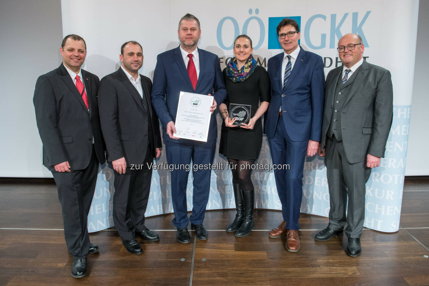 Gert Lang (Gesundheitsreferent für BGF beim Fonds Gesundes Österreich), Albert Maringer (Obmann der OÖGKK), Martin Gruber (HR-Director Brau Union Österreich), Laura Mair (BGM Brau Union Österreich), Franz Kiesl (Ressortdirektor der OÖGKK), Laurenz Pöttinger (1. Obmann-Stellvertreter der OÖGKK und Vertreter der Wirtschaft). - Brau Union Österreich AG: Auszeichnung: Brau Union Österreich erhält Gütesiegel für Betriebliche Gesundheitsförderung (Fotocredit: Peter Christian Mayr)