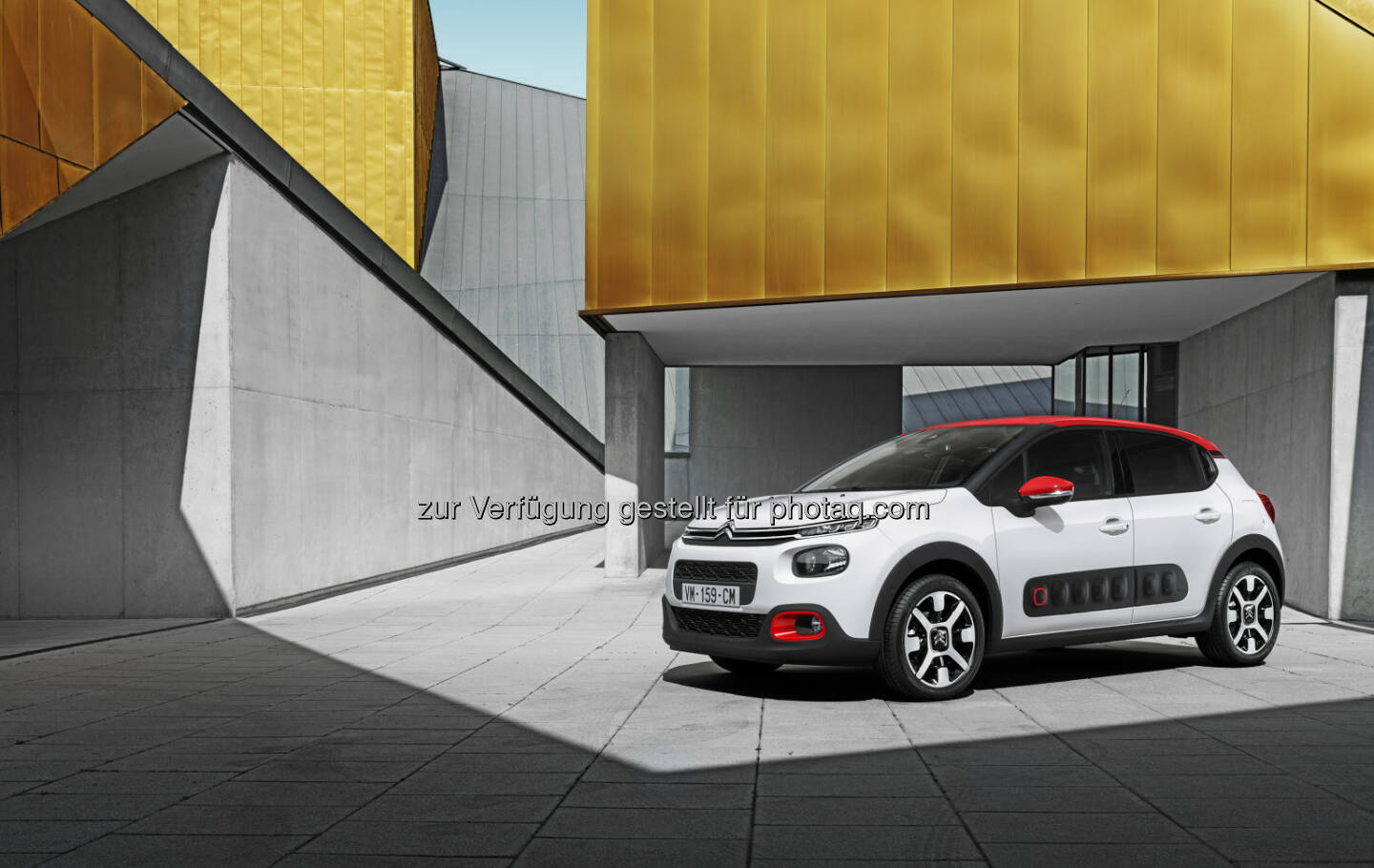 Neuer Citroën C3 - Peugeot Austria GmbH: 4 Jahre und 1 Monat verbringen wir im Laufe des Lebens im Auto - und haben 4 mal Sex darin (Fotocredit: Copyright William Crozes @ Continental Produtions)