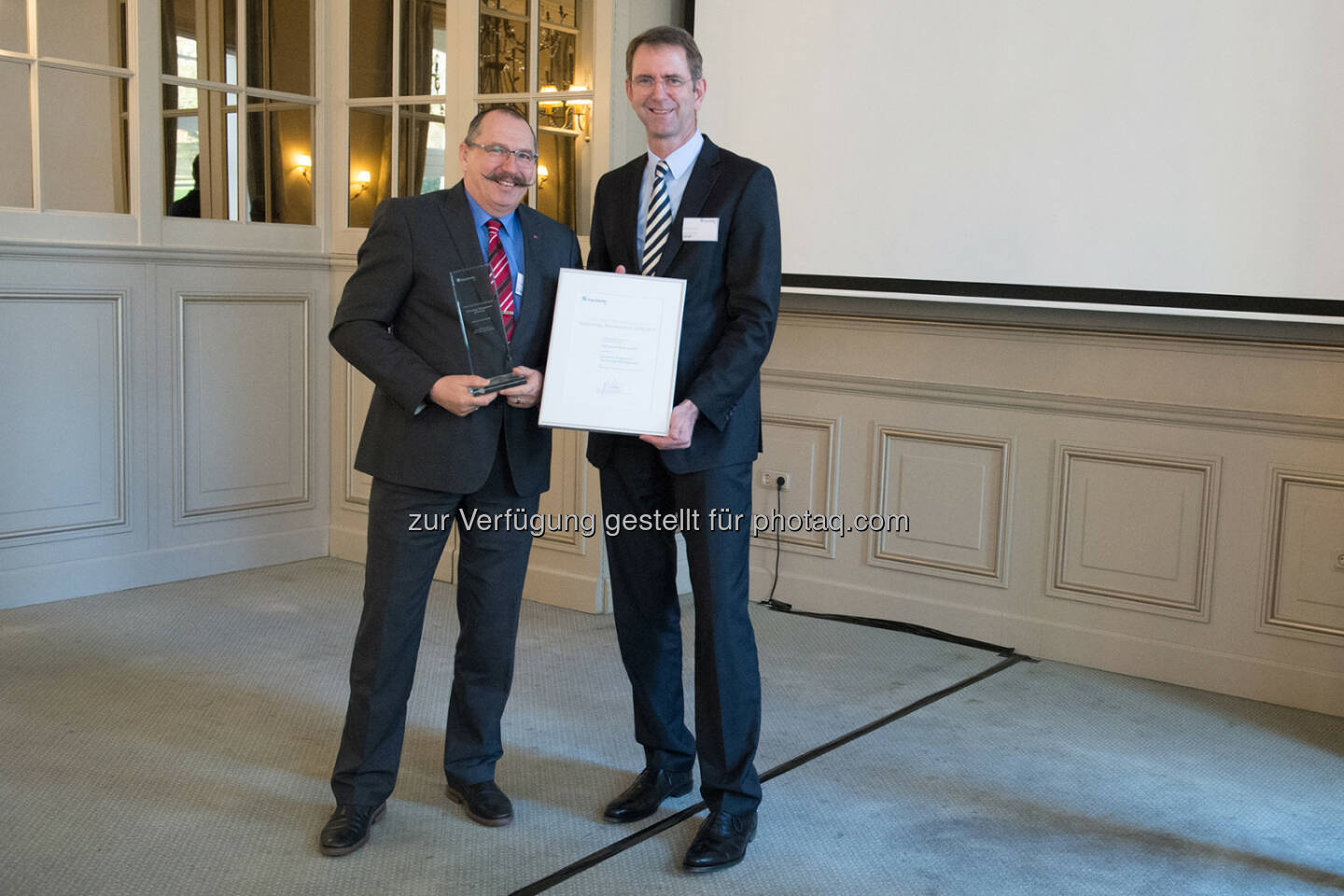 Prof. Günther Schuh (rechts), Leiter des Bereichs Technologiemanagement des Fraunhofer-Institut für Produktionstechnologie IPT in Aachen übergibt den Preis an Peter Kitzer, Senior Technical Manager bei 3M - 3M Deutschland GmbH: Fraunhofer Auszeichnung: Herausragendes Technologiemanagment bei 3M (Fotocredit: 3M Deutschland GmbH)