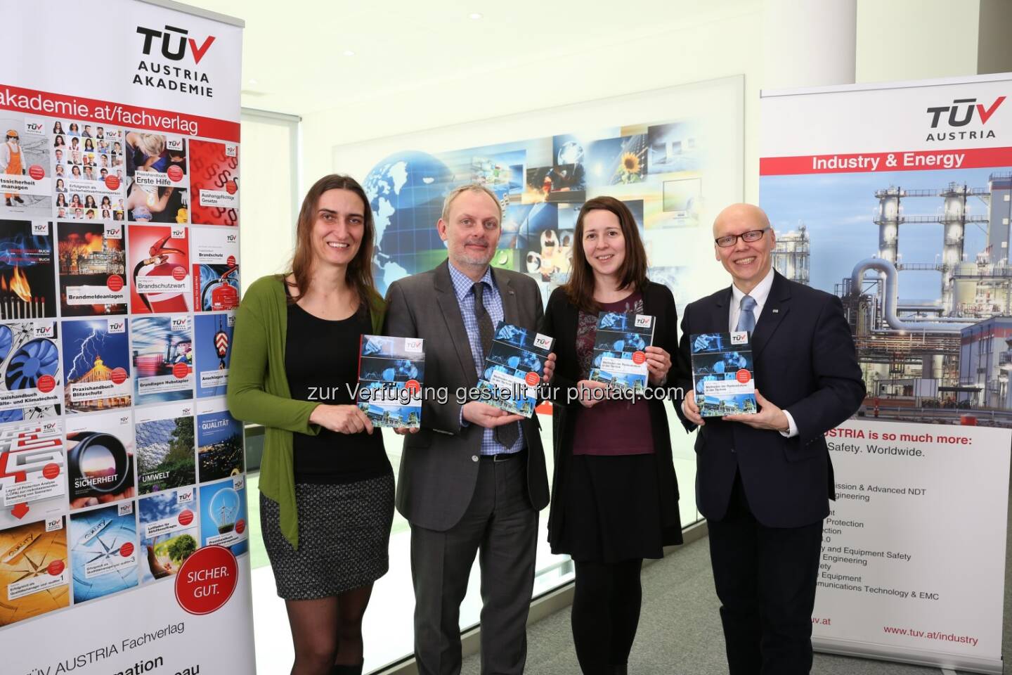 Standardwerk „Methoden der Risikoanalyse in der Technik“ im TÜV AUSTRIA Fachverlag erschienen: (v.l.n.r.) DI Mariella Steininger, Leiterin TÜV AUSTRIA Fachverlag, Autor Dr. Reinhard Preiss, Business Area Manager Industry & Energy, TÜV AUSTRIA, Mag. Judith Martiska, Publikationsmanagement TÜV AUSTRIA Akademie, Mag. (FH) Christian Bayer, GF TÜV AUSTRIA Akademie, (C) TÜV AUSTRIA, Andreas Amsüss - TÜV AUSTRIA Gruppe: Standardwerk der Risikoanalyse in zweiter Auflage erschienen (Fotocredit: TÜV AUSTRIA Akademie)