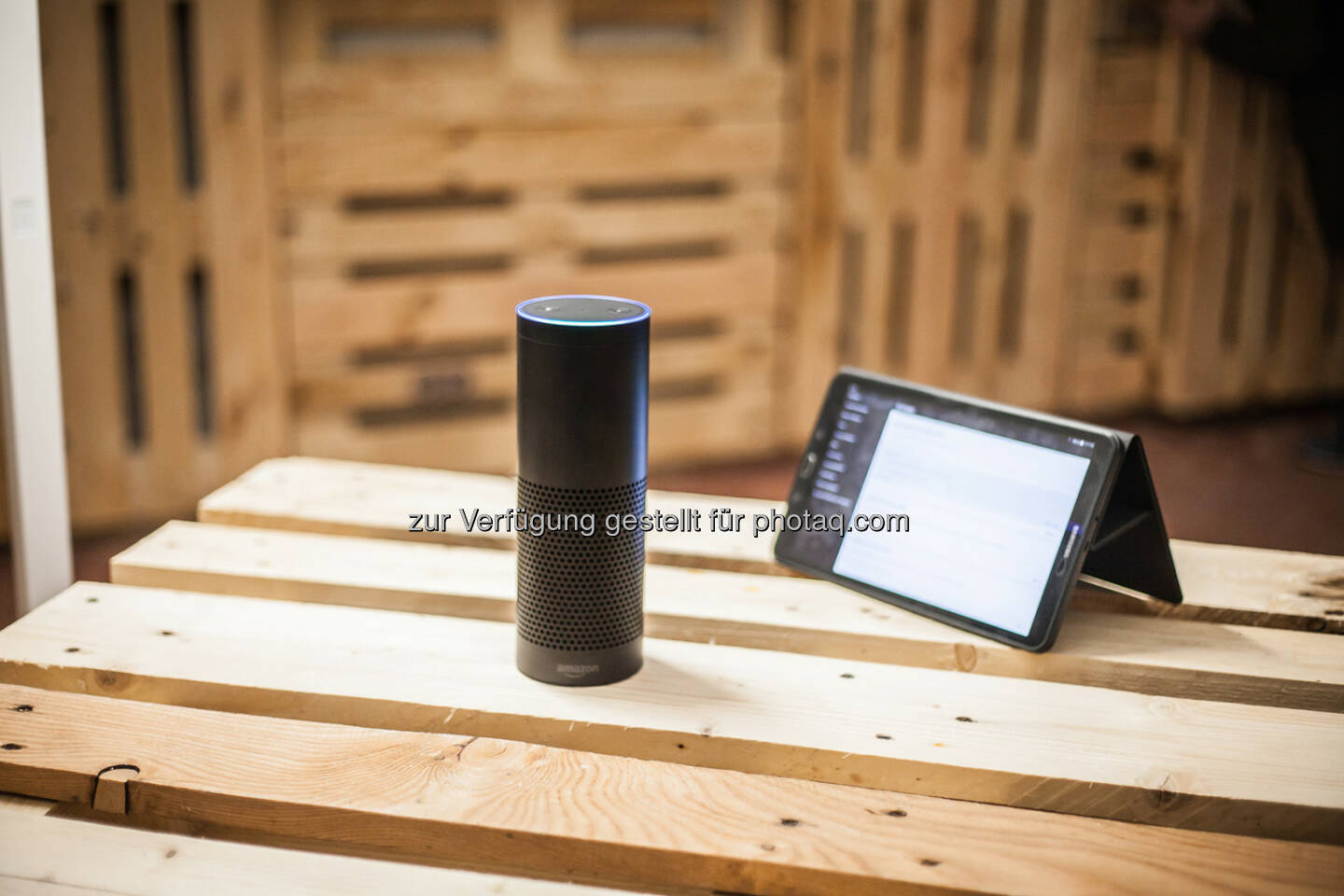 Amazon ECHO und Philips Standleuchte auf dem Smart Home – Popup Showroom - wüsterstrom: SMART HOME Themenmonat & Popup Showroom in Wien (Fotocredit: wüsterstrom)