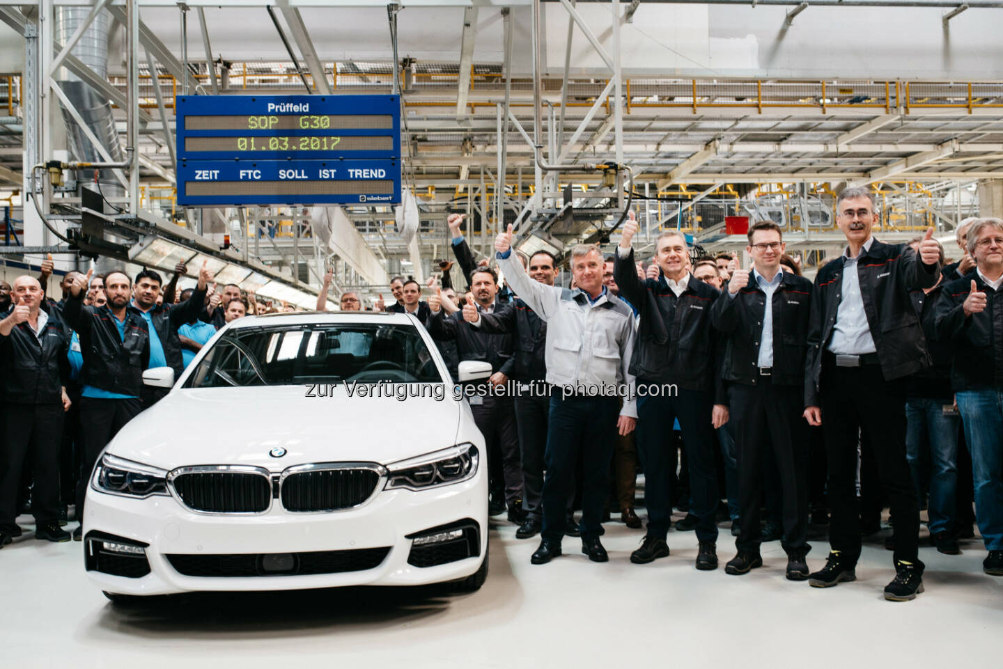 Mit der neuen BMW 5er Reihe startet die weltweit erfolgreichste Business-Limousine in die siebte Modellgeneration. +++ Neben dem BMW Group Werk im bayerischen Dingolfing wird das Modell auch in Österreich bei Magna Steyr in Graz für den Weltmarkt gebaut. +++ Ein Großteil wird darüber hinaus auch mit einem hocheffizienten Motor aus dem weltgrößten Motorenwerk des Konzerns im oberösterreichischen Steyr unterwegs sein. - BMW Group in Österreich: Produktionsstart des wahrscheinlich wichtigsten Autos Österreichs: der erste BMW 5er lief in Graz vom Band. (Fotocredit: © BMW AG)