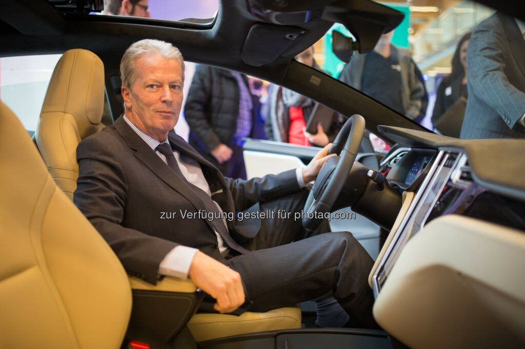 Probesitzen im Elektroauto Tesla - Bundesministerium für Wissenschaft, Forschung und Wirtschaft: Mitterlehner bei Energiesparmesse: Energieeffizienz ist wichtiger denn je (Fotocredit: BMWFW/Glaser), © Aussender (03.03.2017) 