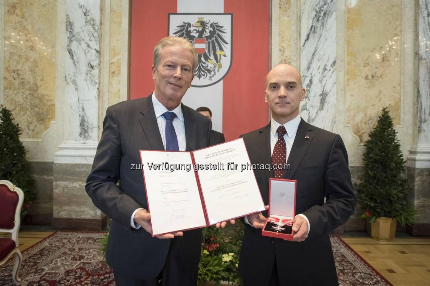 Karoly Pataki, MBA (51) erhielt vom Bundesminister für Wissenschaft, Forschung und Wirtschaft, Dr. Reinhold Mitterlehner, das Große Silberne Ehrenzeichen der Republik Österreich für seine Verdienste um den Arbeitsmarkt in Österreich. (Foto: Daniel Trippolt)