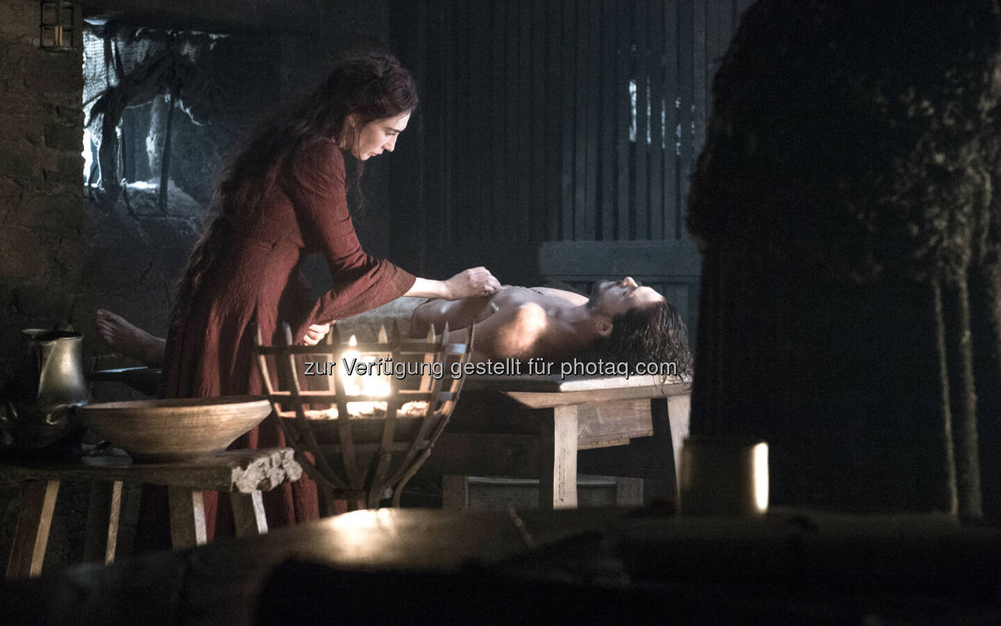 Melissandre (Carice van Houten, li.) versucht mit Hilfe von Magie Jon Schnee wieder zum Leben zu erwecken. - RTL II: Zum ersten Mal im Free-TV: Hit-Serie Game Of Thrones zurück mit neuen Folgen bei RTL II (Fotocredit: obs/RTL II/RTL II/© HBO Enterprises - ARR)