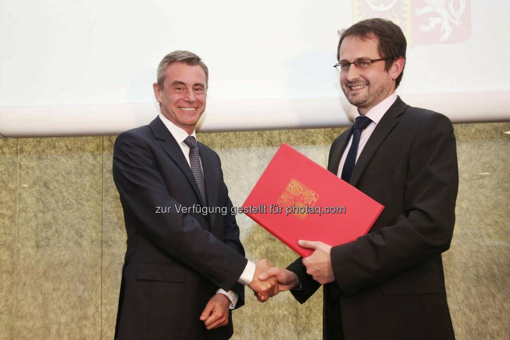 Übergabe des Ernennungsdekrets: Dr. Heinrich Schaller, Generaldirektor der Raiffeisenlandesbank OÖ, Dr. Martin Smolek, stellvertretender Außenminister der Tschechischen Republik (Fotocredit: RLB OÖ/Strobl), © Aussender (10.03.2017) 