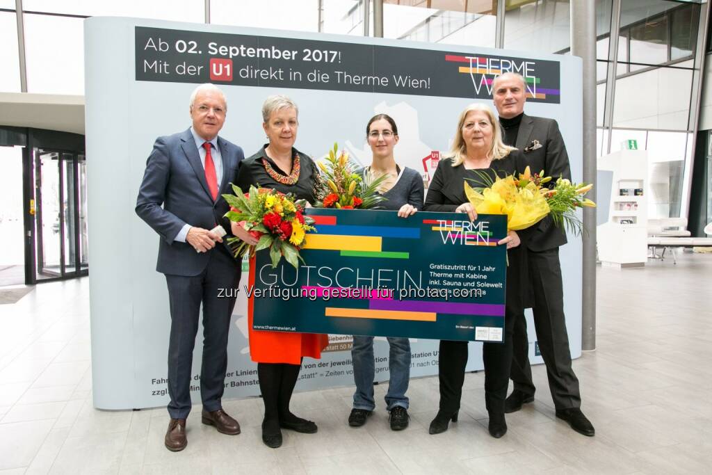 Gerhard Gucher (Direktor Vamed Vitality World), Sigrid Oblak (Wien Holding-Geschäftsführerin), Angelika Guttenberger (fünfmillionster Gast), Hermine Mospointner (Bezirksvorsteherin Favoriten), Edmund Friedl (Geschäftsführer Therme Wien) - Therme Wien GmbH & Co KG: Therme Wien begrüßt den fünfmillionsten Gast (Fotocredit: Therme Wien/APA-Fotoservice/Rastegar), © Aussender (10.03.2017) 