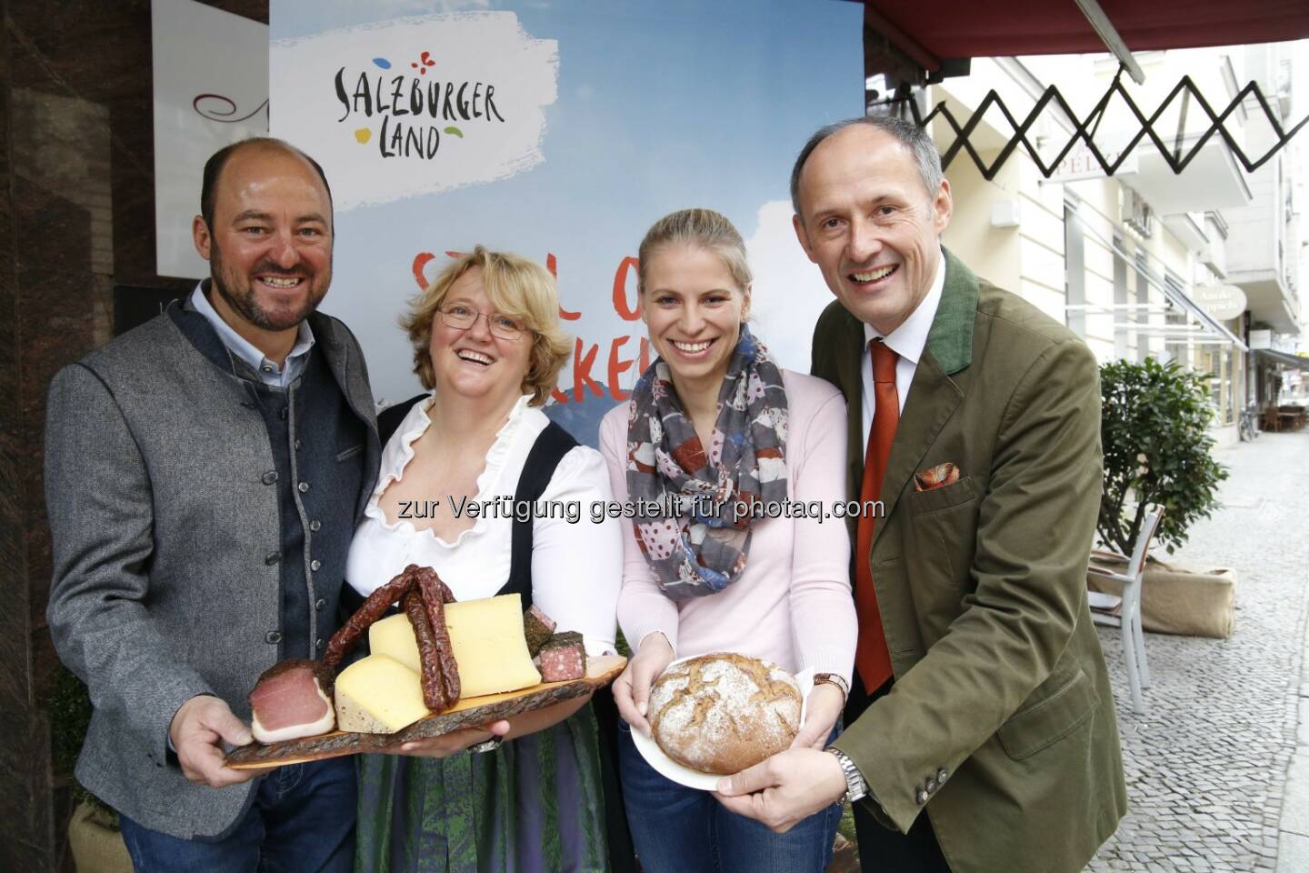 Beim SalzburgerLand-Pressefrühstück im Restaurant “Die Nußbaumerin” in Berlin gab es echte Spezialitäten aus dem SalzburgerLand und frisch gebackenes Bio-Brot von Bramlhof-Bäuerin Christina Bauer - SalzburgerLand Tourismus: SalzburgerLand präsentiert sich als Vorreiter bei nachhaltigem Tourismus (Fotocredit: Sabine Gudath/SalzburgerLand Tourismus)