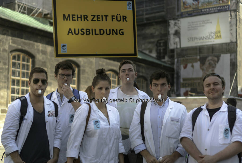 Medizinstudierende beim Ärzteprotest im September 2016 - med4more: WUM und Turnus Transparent fordern klare Konzepte für JungmedizinerInnen von Ärztekammer-Fraktionen vor der Wahl (Fotocredit: Turnus Transparent / Andrei Cornea), © Aussender (13.03.2017) 