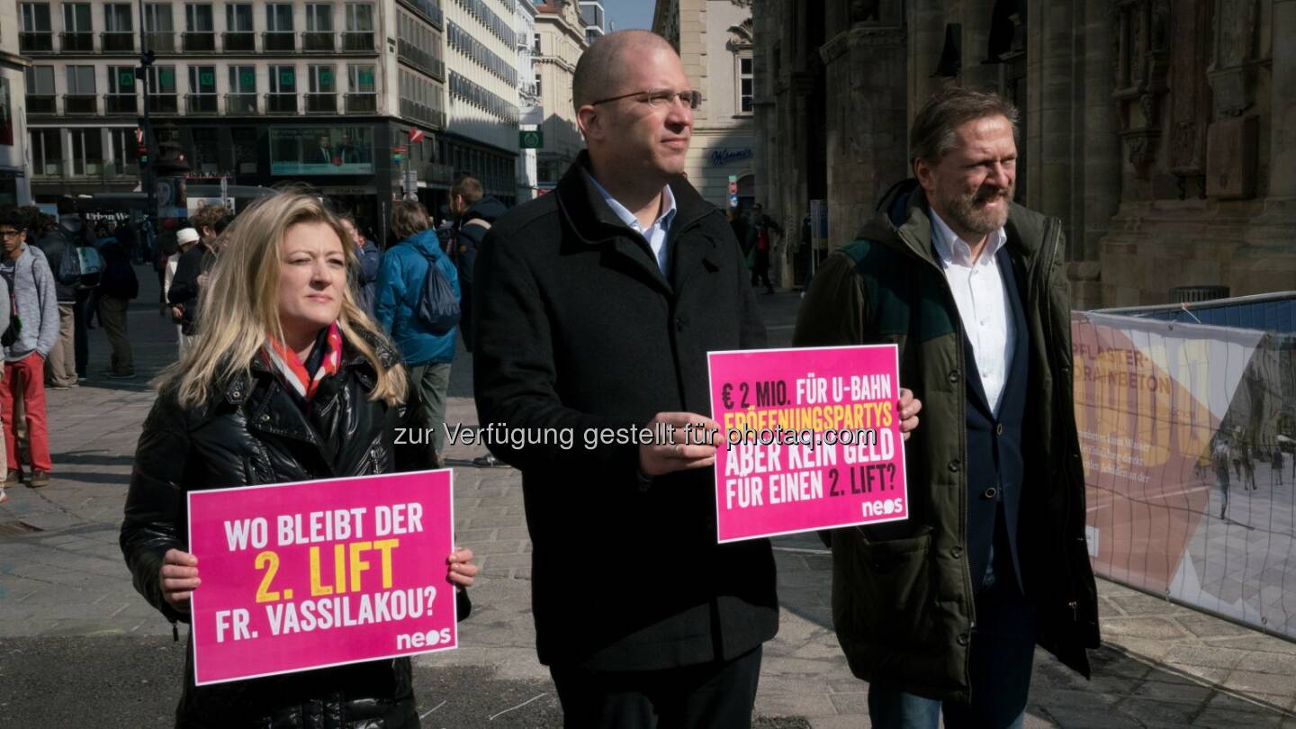 Personen (v. links nach rechts): Bettina Emmerling (NEOS Wien Gemeinderätin), Gregor Raidl (NEOS Bezirksklubobmann Innere Stadt), Thomas Klein (NEOS Bezirksrat Innere Stadt) - Neos – Klub im Wiener Rathaus: NEOS Wien/Emmerling ad Stephansplatz-Sanierung: Wo ist der 2. Lift? (Fotocredit: NEOS Wien)