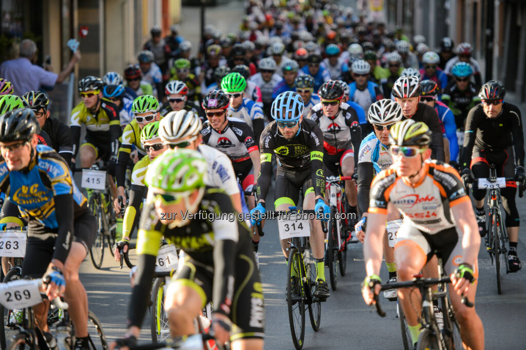 Mit dem 2. Imster Radmarathon, dem 1. Imsterberger Kurbelsprint sowie dem neuen Tiroler Rennradcup begeistert die Ferienregion Imst als langjähriger Etappenort der TOUR Transalp und der bike Transalp einheimische und internationale Radsportfans - Imst Tourismus: Rad an Rad mit Race across America Sieger Wolfgang Fasching beim 2. Imster Radmarathon (Fotocredit: Imst Tourismus), © Aussender (15.03.2017) 