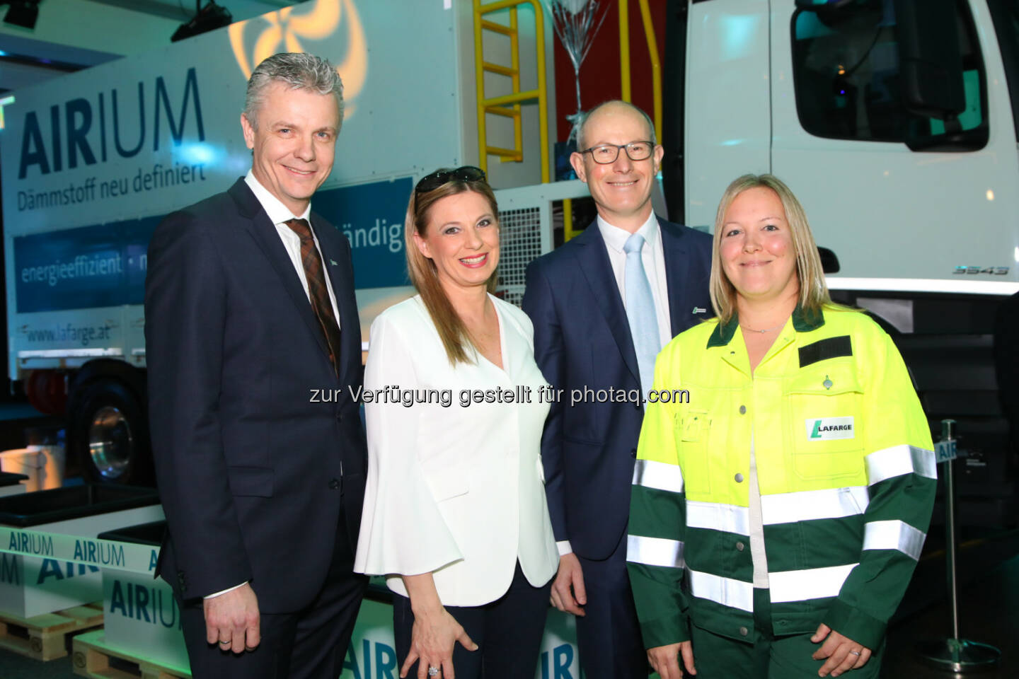 Gernot Tritthart (Marketing & Innovation Direktor Lafarge), Christa Kummer (Moderation), Antoine Duclaux (CEO LafargeHolcim Central Europe East), Anja Ebenschweiger (Leiterin Technisches Marketing Lafarge) - Lafarge Zementwerke GmbH: Lafarge Zementwerke GmbH präsentiert AIRIUM - einen innovativen Dämmstoff auf Zementbasis (Fotocredit: Lafarge Zementwerke GmbH/APA-Fotoservice/Schedl)