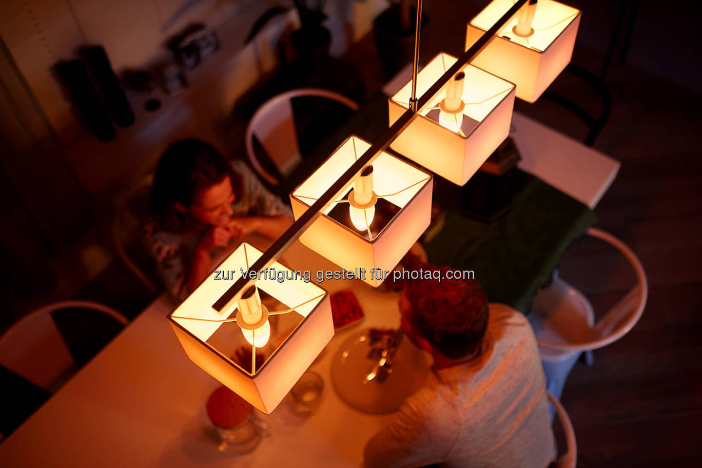 Die neue Philips Hue Kerze mit E14 Fassung ist die optimale Erg&auml;nzung zu den bereits bestehenden Modellen mit E27- oder GU10-Fassung. - Philips Lighting Austria GmbH: Smarte Kerzenlichtstimmung: Zwei neue Philips Hue-Lampen mit E14-Fassung ab April erh&auml;ltlich (Fotocredit: Philips Lighting)