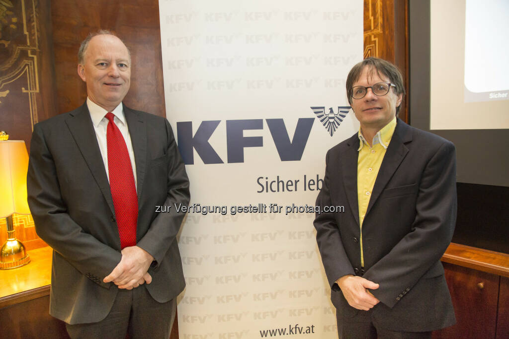 Dr. Othmar Thann, Direktor des KFV; Dipl.-Ing. Klaus Robatsch, Bereichsleiter Forschung & Wissensmanagement im KFV - Kuratorium für Verkehrssicherheit: KFV Unfallbilanz: Hohe Unfallzahlen auch im Jahr 2016 (Fotocredit: Kuratorium für Verkehrssicherheit/APA-Fotoservice/Juhasz), © Aussender (22.03.2017) 