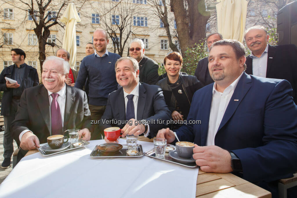 Zum Frühlingsauftakt der Wiener Kaffeehäuser luden (v.l.n.r.) Bürgermeister Michael Häupl, WK-Wien Präsident Walter Ruck, Kaffeehäuser-Obmann Wolfgang Binder - Wirtschaftskammer Wien: WK Wien: Frühlingsauftakt der Wiener Kaffeehäuser (Fotocredit: Florian Wiener), © Aussender (22.03.2017) 