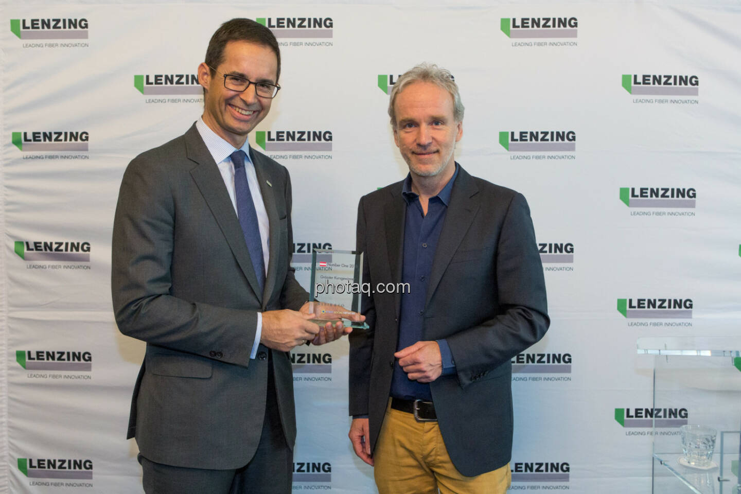 Stefan Doboczky (Lenzing), Christian Drastil (BSN) - Number One Awards 2016 - Grösster Kursgewinner Lenzing