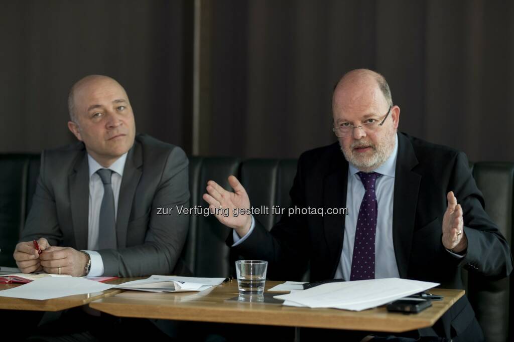 Robert Hofer, Unternehmenssprecher, Santander Consumer Bank und Olaf Peter Poenisch, Vorsitzender der Geschäftsführung, Santander Consumer Bank. - Santander Consumer Bank GmbH: Geschäftsergebnis 2016: Höhenflug der Santander Consumer Bank hält an (Fotocredit: Santander Consumer Bank GmbH/Hörmandinger/APA-Fotoservice), © Aussender (28.03.2017) 