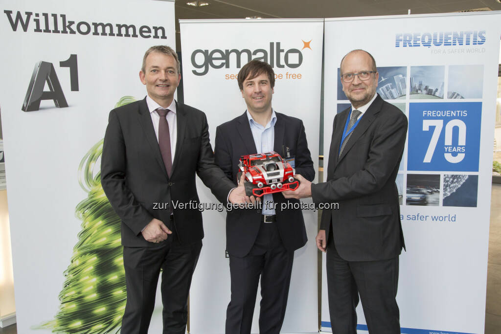 A1: Technikvorstand Marcus Grausam; Gemalto: Thorsten Wiemann, Portfolio Manager Automotive & Mobility Services; Frequentis: Technikvorstand Hermann Mattanovich - Frequentis AG: Doppelt so schnelle Notrufbearbeitung durch europäischen Notruf eCall (Fotocredit: Frequentis AGAPA-Fotoservice/Juhasz), © Aussender (28.03.2017) 