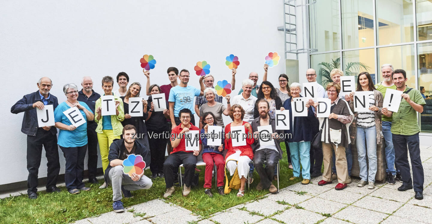 Gruppenbild Genossenschaftsmitglieder rufen zum Mitgründen auf - BfG - Genossenschaft: 5000 Menschen für Wandel des Finanzwesens Projekt Bank für Gemeinwohl feiert 5000. Genossenschaftsmitglied (Fotograf: Aleksandra Pawloff / Fotocredit: BfG Genossenschaft)