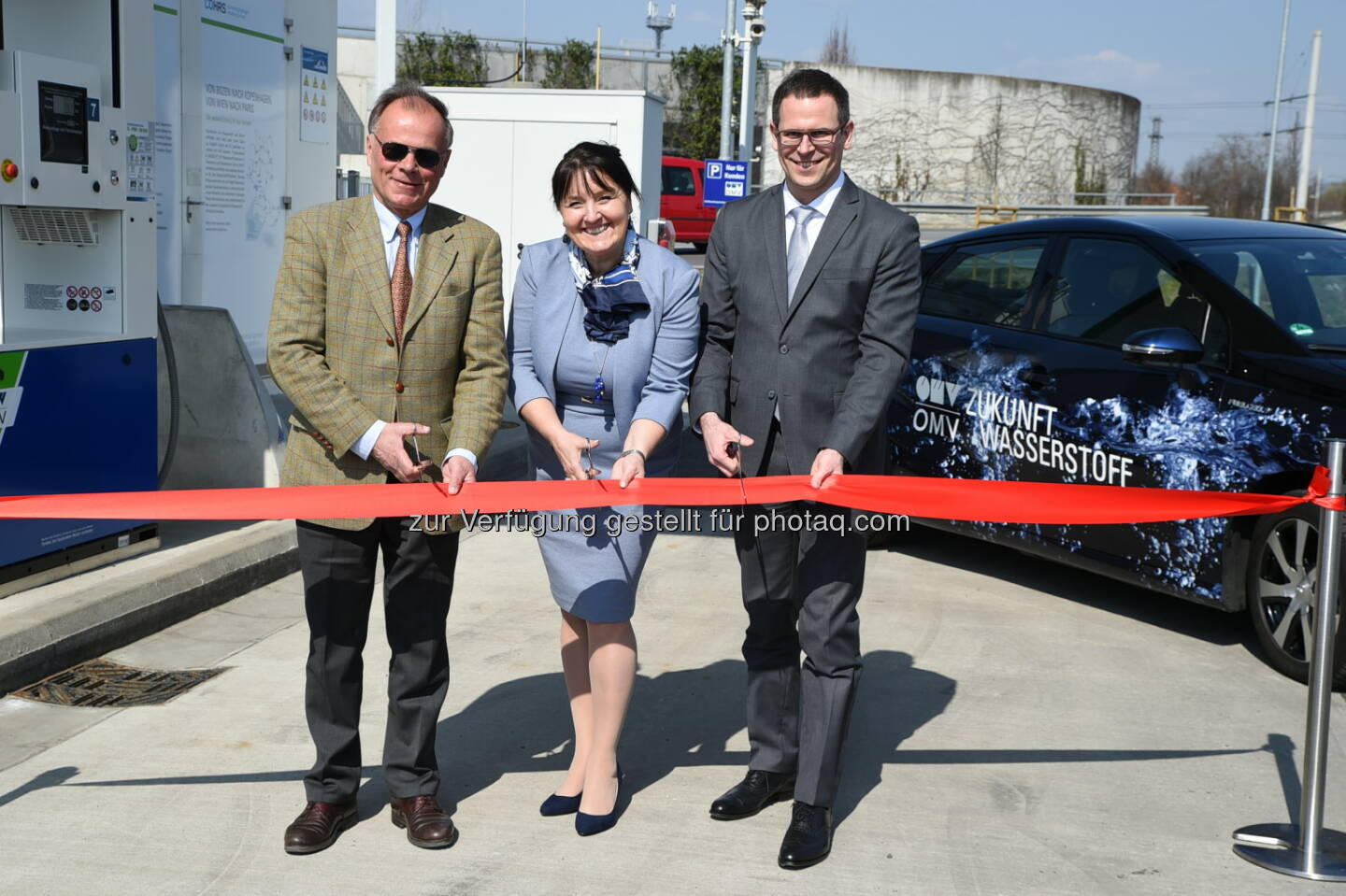 Dr. Peter Piffl-Percevic (Gemeinderat der Stadt Graz), Manuela Khom (Zweite Landtagspräsidentin Labg.), Wilfried Gepp (Leiter des OMV Tankstellengeschäftes Österreich) - OMV Aktiengesellschaft: OMV eröffnet Wasserstoff-Tankstelle in Graz Liebenau (Fotograf: Rudi Ferder / Fotocredit: OMV)