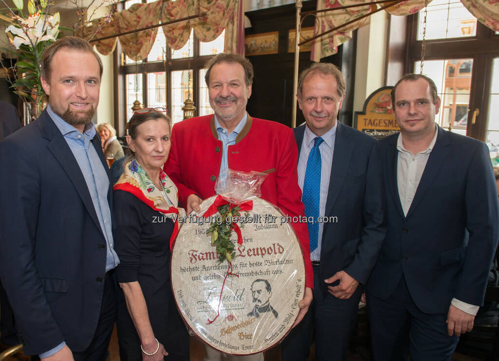 Die geehrten Gastronomen mit Vertretern der Brau Union Österreich: v.l.n.r.: Bernhard Mitteröcker, Susanne Volpini de Maestri, Harald Leupold, Generaldirektor Markus Liebl, Wolfgang Schinninger - Brau Union Österreich AG: Hochkarätige Feier mit Schwechater Wiener Lager (Fotocredit: Brau Union Österreich / Vogus - Fotograf: Wolfgang Voglhuber), © Aussender (31.03.2017) 