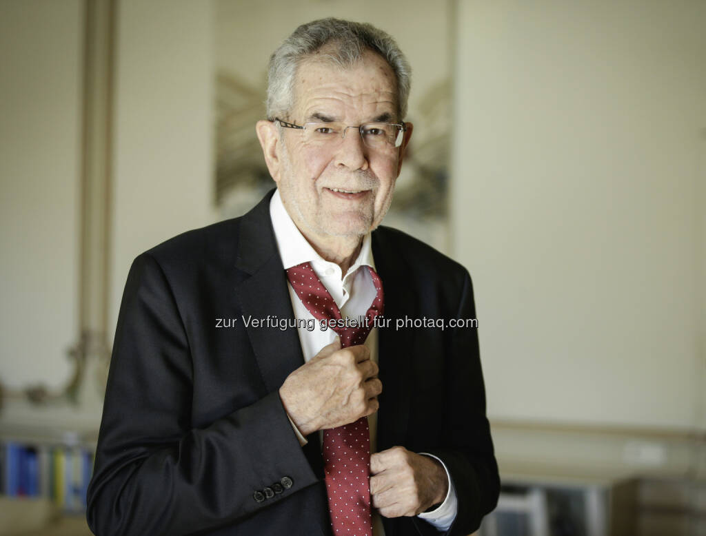 Bundespräsident Dr. Alexander Van der Bellen zeigt sich mit lockerer Krawatte solidarisch. - Österreichische Krebshilfe: Mit lockerer Krawatte zur Prostatakrebs-Vorsorge (Fotograf: Carina Karlovits / Fotocredit: HBF), © Aussender (04.04.2017) 