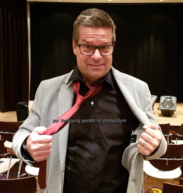 Schauspieler und Kabarettist Gerold Rudle - Österreichische Krebshilfe: Mit lockerer Krawatte zur Prostatakrebs-Vorsorge (Fotograf: privat / Fotocredit:Rudle), © Aussender (04.04.2017) 