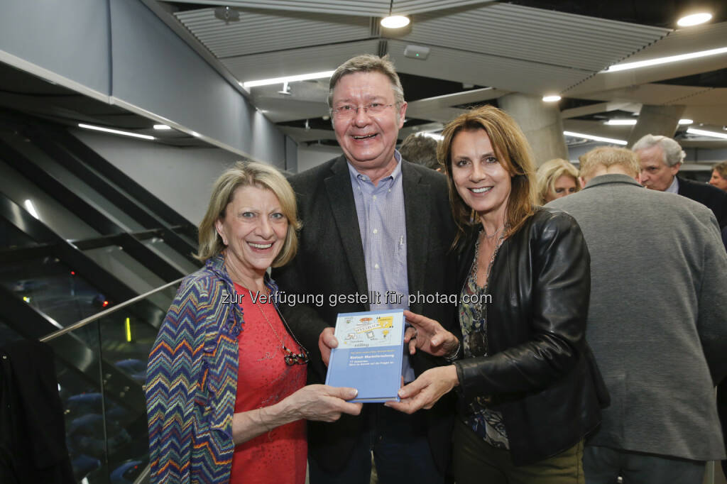 Christine Grünwald (Kurier), Anton Jenzer (VSG Direktmarketing GmbH), Isabella Sebor (ORF Enterprise) - Österreichische Marketing-Gesellschaft: ÖMG-Buchpräsentation: „Einfach Marktforschung“ – der Praxisratgeber (Fotograf: Christoph H. Breneis / Fotocredit: ÖMG), © Aussendung (04.04.2017) 