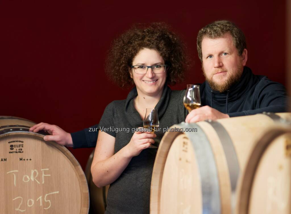 Carmen und Werner Krauss sind mit ihren Gins DISTILLERY OF THE YEAR - Feindestillerie Krauss: Krauss ist Distillery of the Year (Fotograf: Karim Zaatar / Fotocredit: Krauss), © Aussender (05.04.2017) 