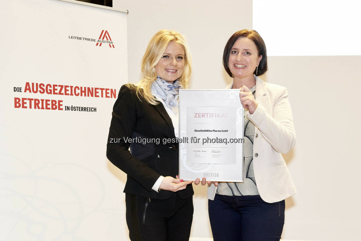 Geschäftsführerin der Leitbetriebe Austria, Mag. Monica Rintersbacher (li.) und Mag. Barbara Masser-Mayerl (re.), GSK Communications Manager. - GlaxoSmithKline Pharma GmbH: GlaxoSmithKline Österreich erneut als „Leitbetrieb Austria“ zertifiziert (Fotocredit: Sabine Klimpt)