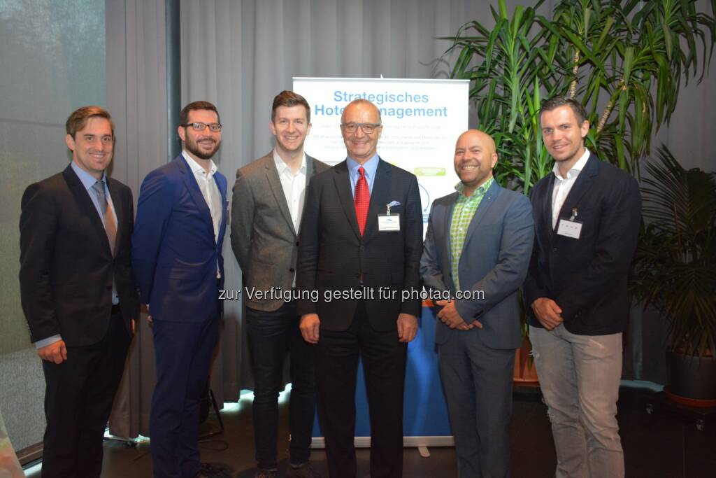 Die Hotelseminar-Referenten Alexander Corn, Marc Linzmajer, Peter Fetz, Christoph Nussbaumer, Max Mayerhofer und Flo Wassel. - wortwerk.cc: Von Preisschmerz, Preiswahrnehmung und Strategie (Fotograf: wortwerk/Andrea Fritz-Pinggera), © Aussender (07.04.2017) 