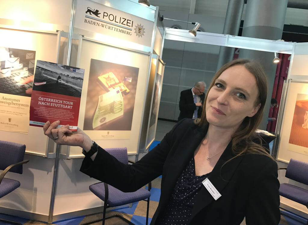 Polizei, Frau Knauer, mit dem Mini-  http://www.boerse-social.com/magazine , beigelegt bei http://markteinblicke.de #invest2017 (09.04.2017)