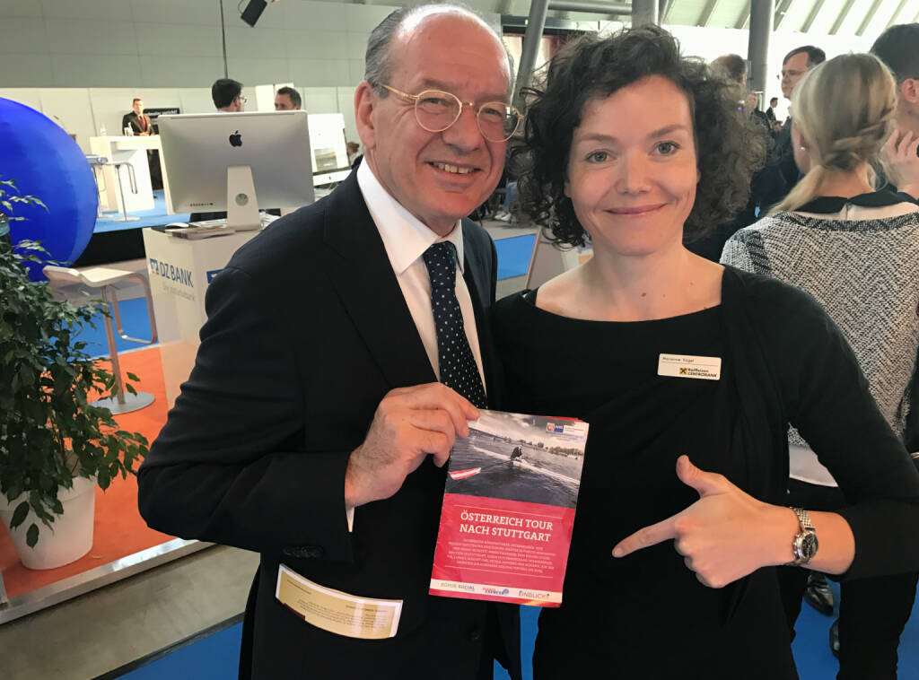 Michael Spiss, Marianne Kögel (Raiffeisen) mit dem Mini-  http://www.boerse-social.com/magazine , beigelegt bei http://markteinblicke.de #invest2017 (09.04.2017) 