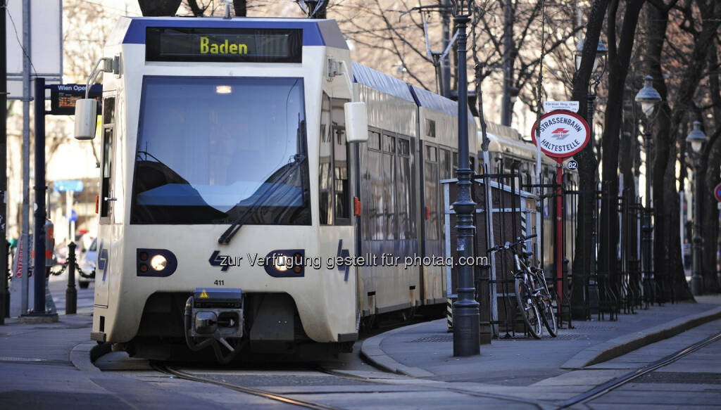 Die Badner Bahn verbindet als bundesländerübergreifende Regionalbahn die Stadtzentren von Wien und Baden - Wiener Lokalbahnen: Fahrgast-Rekord: 12,5 Millionen Menschen waren 2016 mit Badner Bahn unterwegs (Fotocredit: WLB / Johannes Zinner), © Aussendung (11.04.2017) 