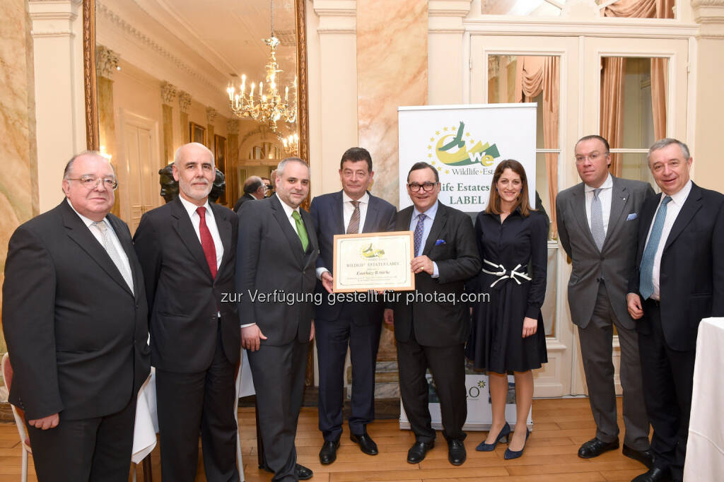 Konstantin Kostopoulos (COO des Wildlife Estates Labels), Humberto Delgado Rosa (Director Natural Capital of DG Environment, European Commission), DI Matthias Grün (Direktor des Bereiches Forst- und Naturmanagement der Esterhazy Betriebe), Dr. Stefan Ottrubay (Vorsitzender des Direktionsrates der Esterhazy Gruppe), Henrike Luhmann (Wildlife Estates Delegation Deutschland), Günther Graf von der Schulenburg (Leiter Wildlife Estates Delegation Deutschland), Thierry de l’Escaille (Generalsekretär der European Landowners‘ Organization), 4. von links: Dir. Nicolas de Buman (stv. Vorstandsvorsitzender Esterhazy Betriebe) - Esterhazy Betriebe GmbH: „Wildlife Estates“ bei Esterhazy ausgezeichnet (Fotocredit: FFA), © Aussender (12.04.2017) 