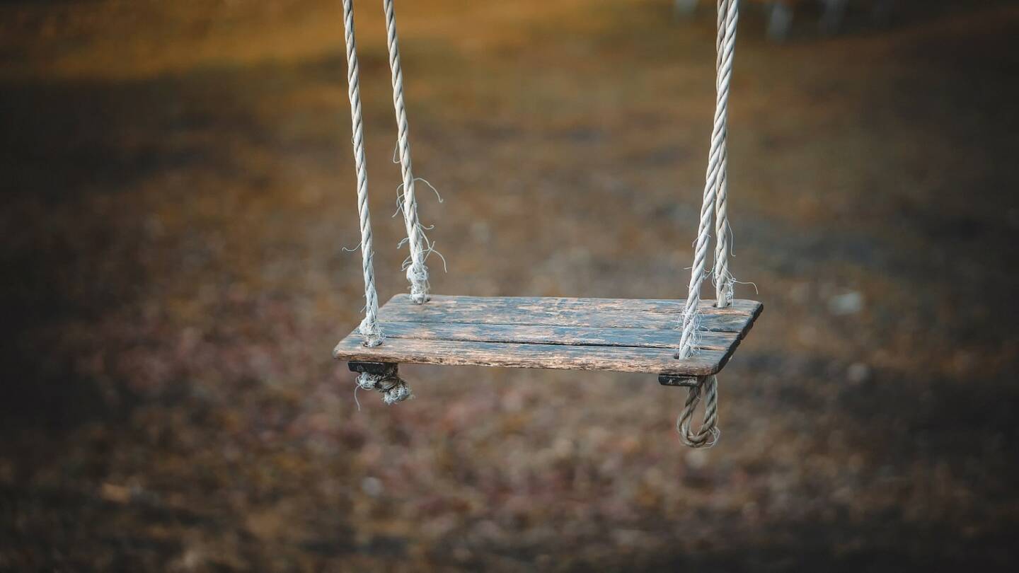 Schaukel, Swing, schaukeln (Bild: Pixabay/qimono https://pixabay.com/de/schaukel-spielen-kindheit-spaß-1350654/ )