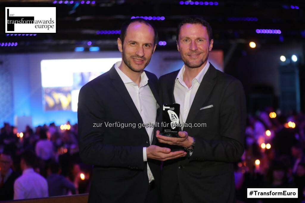 Cornelius Ringe (Wesound) und Mag. Ulf Schöttl (Marketingleiter Manner) in London bei der Verleihung - Josef Manner u. Comp. AG: Transform Award Europe in Silber geht an Manner (Fotocredit: Steve Pope - Fotowales), © Aussendung (14.04.2017) 