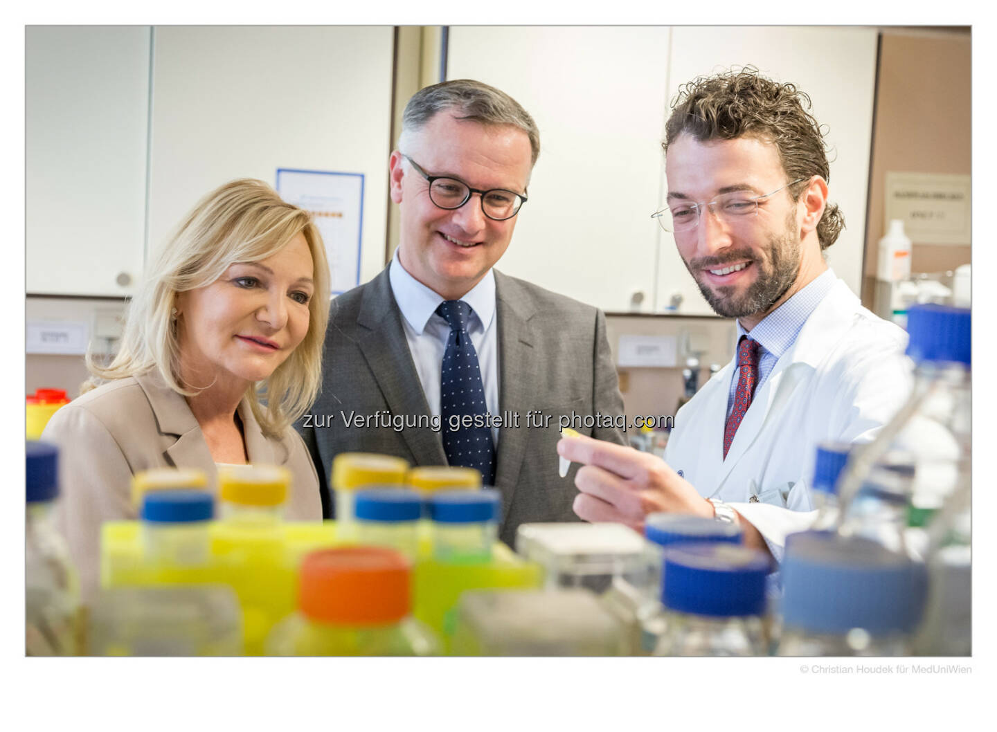 Ingrid Flick mit Rektor Markus Müller und Heinrich Husslein - Medizinische Universität Wien: Vielversprechender Biomarker zur Diagnose von Endometriose identifiziert (Bild: MedUni Wien/Houdek)