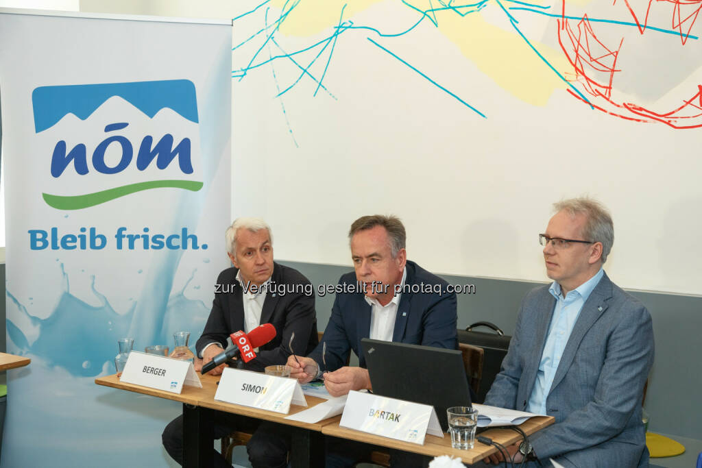 Mag. Alfred Berger, Vorstand Marketing, Verkauf & Finanzen der NÖM AG, Ing. Josef Simon, Vorstand Produktion und Technik der NÖM AG, Dipl. Ing. Gerhard Bartak, Projekt Manager für Energie der NÖM AG - NÖM AG: NÖM ist erste CO2-neutrale Molkerei in Österreich! (Fotograf: Alexander Felten / Fotocredit: NÖM AG), © Aussender (20.04.2017) 