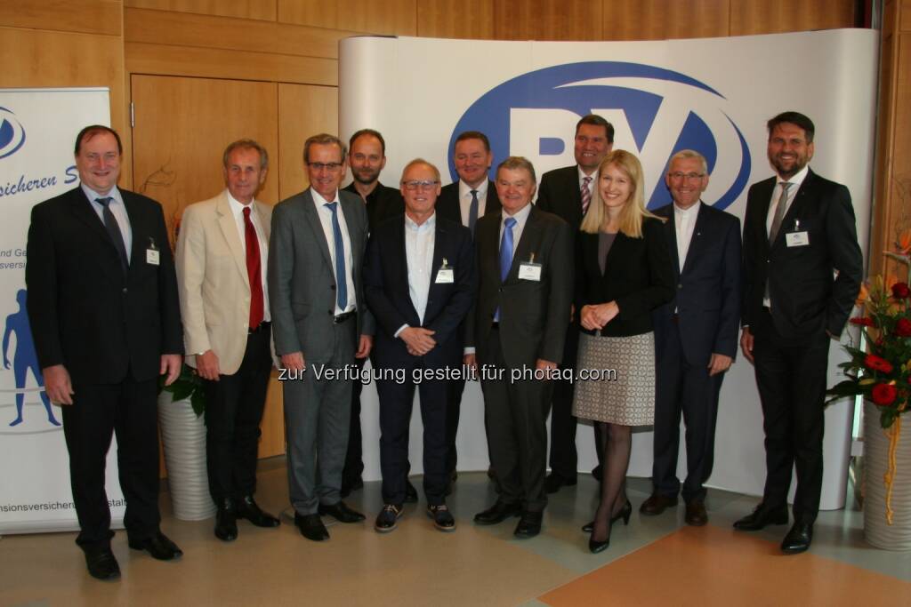 LA Vorsitzender Dr. Atzmüller, GDStv Ing. Aust, Bürgermeister Baumgartner, CHA Dr. Skoumal, Obmann Stv. Keckeis, NR Abg. Mag. Haider, Obmann Anderle, GD Dr. Pinggera, Landesrätin Mag. Haberlander, Bischofsvikar Dr. Hintermaier Obmann Stv Lehner - Pensionsversicherungsanstalt: Eröffnung der neuen Sonderkrankenanstalt RZ Bad Schallerbach (Fotocredit: Pensinsversicherungsanstalt), © Aussender (20.04.2017) 