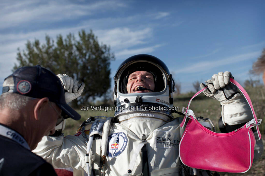 Frauennetzwerk Medien: Rosa Handtaschl für All-Springer Felix Baumgartner (Fotocredit: Benoit Duchatelet CC BY 2.0, Fotomontage Frauennetzwerk Medien), © Aussender (21.04.2017) 