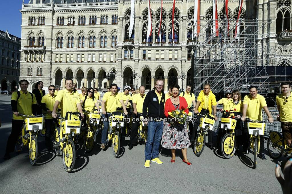 Raiffeisen Fahrradtruppe zum Start des Yellow Day bei Vizebürgermeisterin Renate Brauner (Foto: Roland Rudolph, RLB NÖ-Wien) (15.05.2013) 